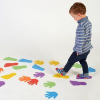 Otroške oznake za tla v obliki roke in noge so odličen pripomoček za zabavno učenje premikanja po prostoru, ravnotežja, koordinacije.