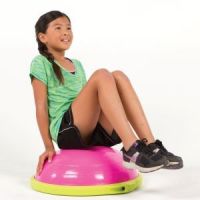 Bosu Sport ravnotežna polžoga je zaradi svoje velikosti zelo primerna tudi za zabavno vadbo otrok.